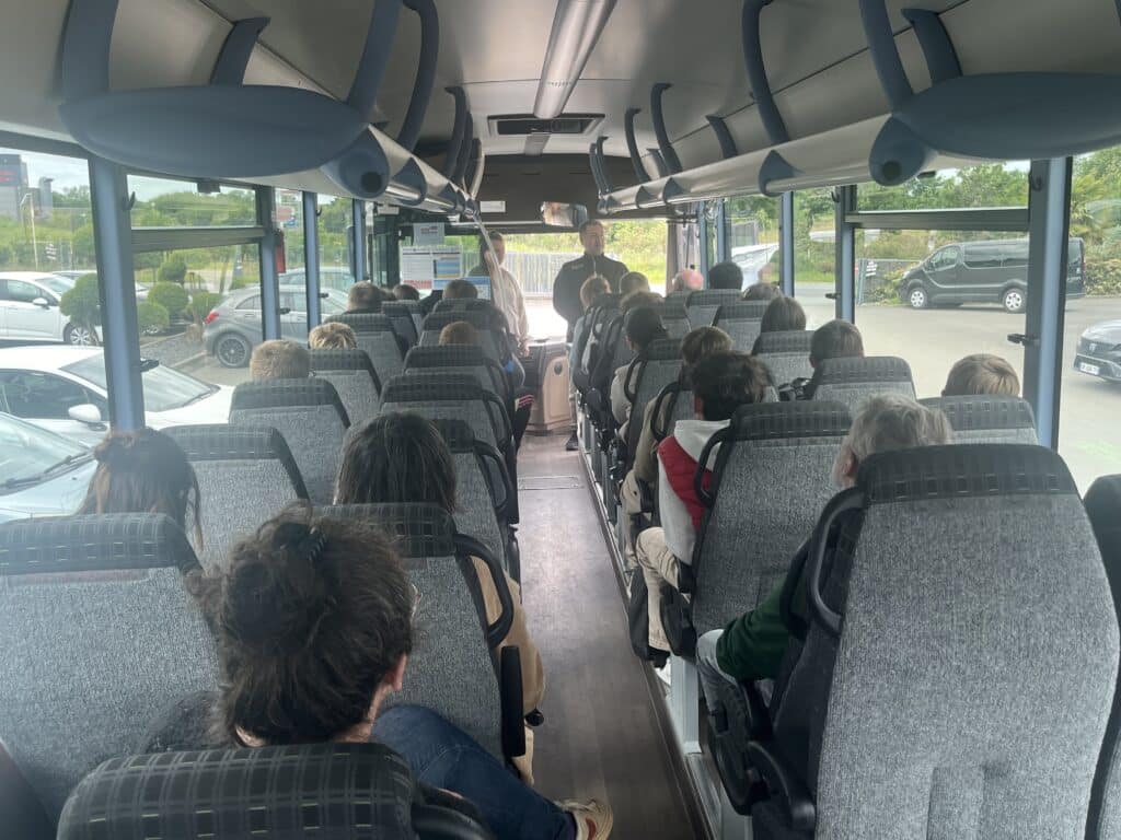 Le lundi 27 mai 2024, 21 collégiens des collèges Val d’Elorn de Sizun et Saint-Joseph de Landivisiau ont eu la chance de découvrir les coulisses de l’entreprise Elorn bus et cars, spécialiste du transport de voyageurs.