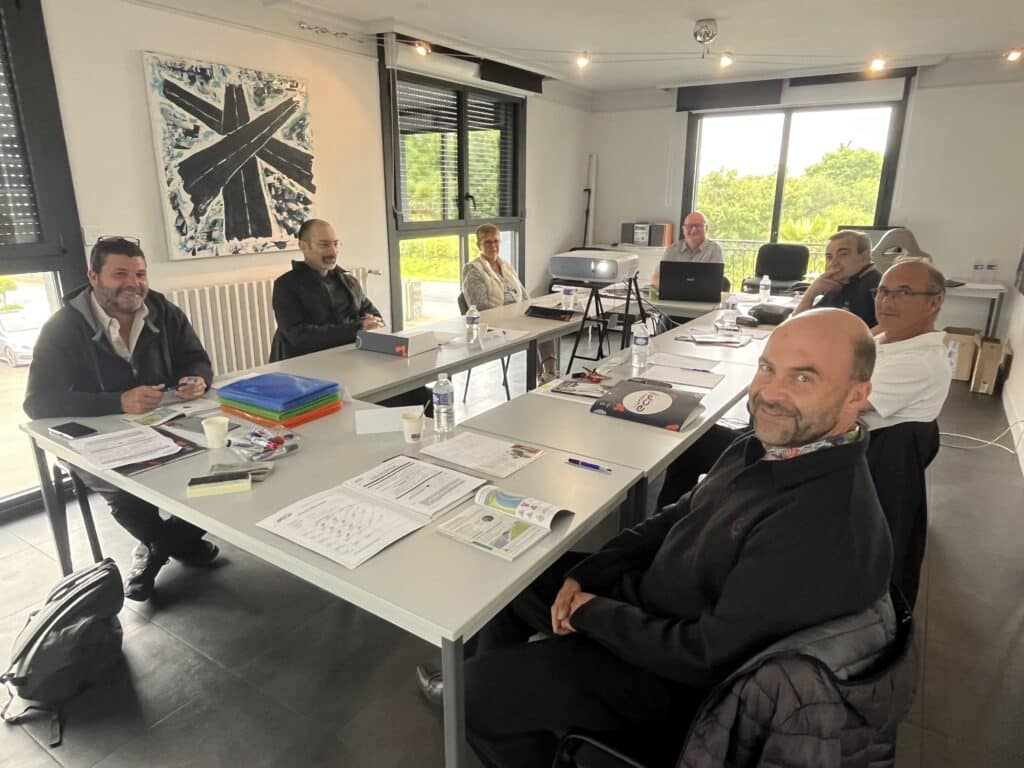 C'est avec le sourire en ce début de grandes vacances que les conducteurs suivent leur Formation Continue Obligatoire (FCO) avec André Le Gall du réseau Océlorn.