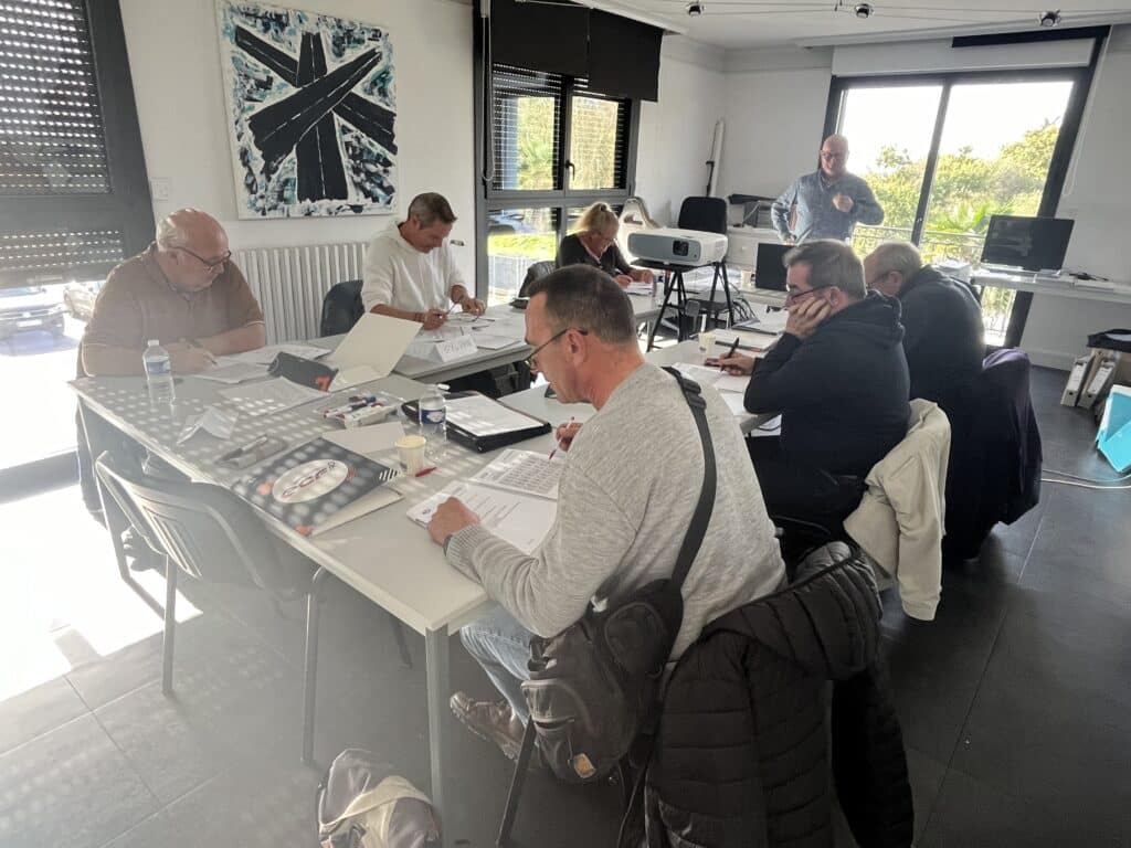 Les conducteurs passent leur test de fin de formation sous l'œil attentif d'André Le Gall, formateur chez Océlorn.